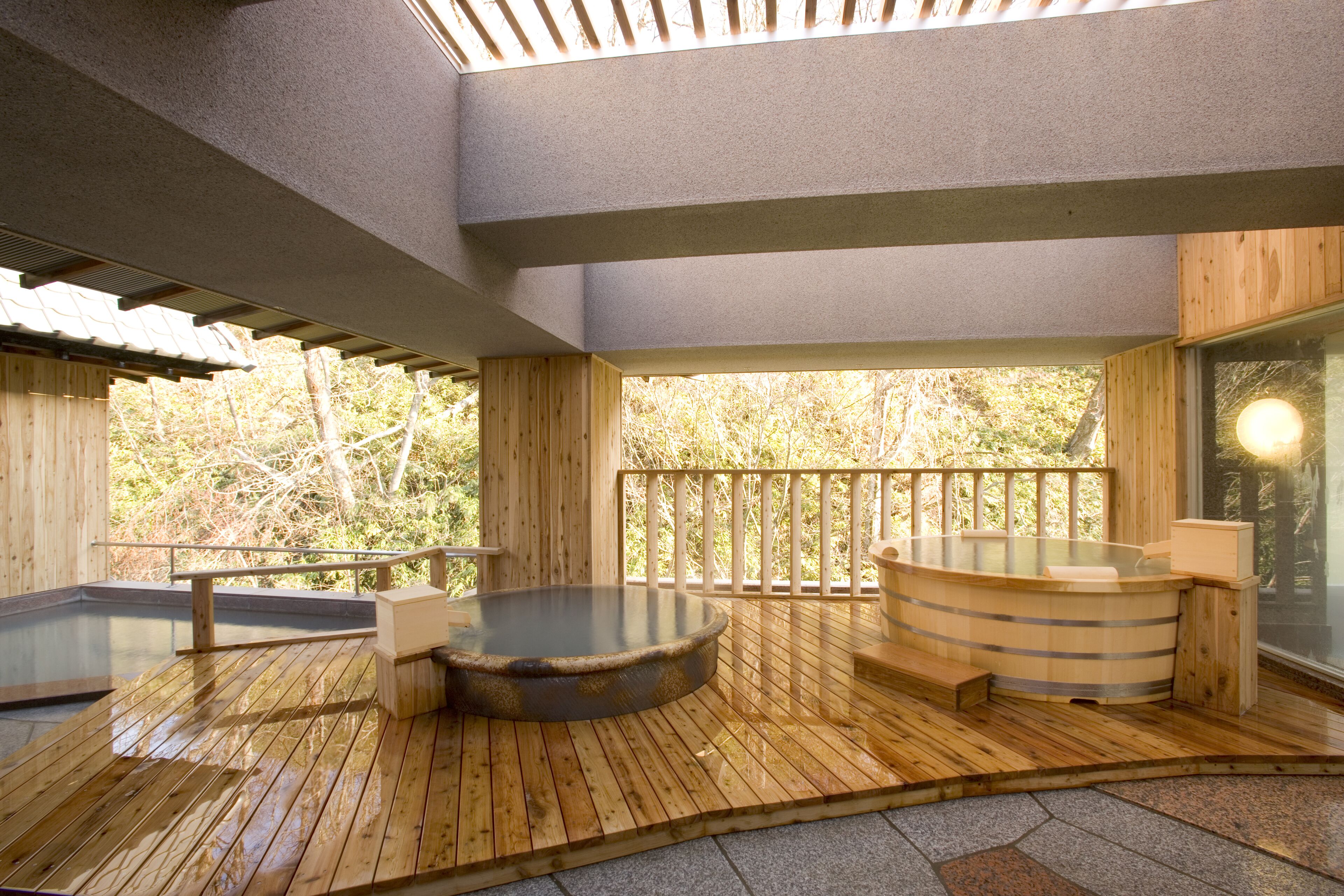 Una terraza de madera con un jacuzzi y una sauna.