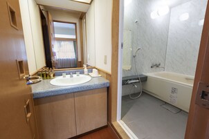 免费洗浴用品、吹风机、拖鞋、坐浴桶