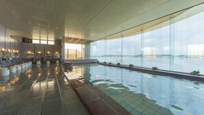Una piscina interior moderna con vistas al horizonte de una ciudad.