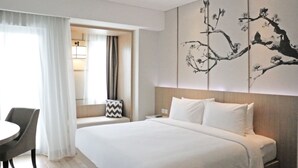 Deluxe Room, 1 Katil Ratu (Queen) | Peti besi dalam bilik, meja, kalis bunyi, seterika/papan seterika 
