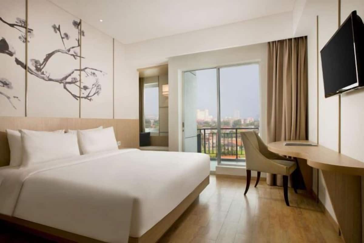 Brankas, meja kerja, kedap suara, dan setrika/meja setrika