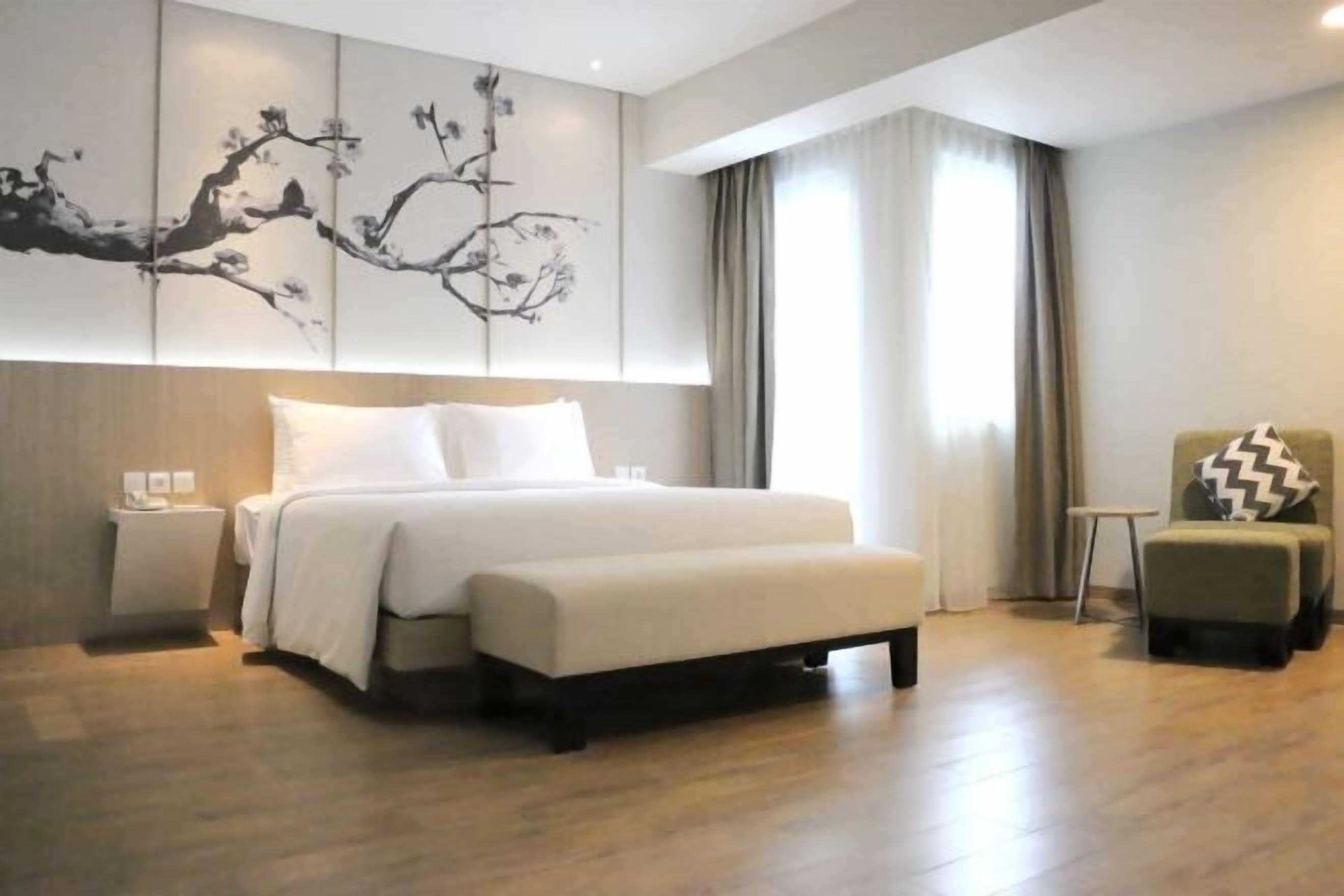 Brankas, meja kerja, kedap suara, dan setrika/meja setrika