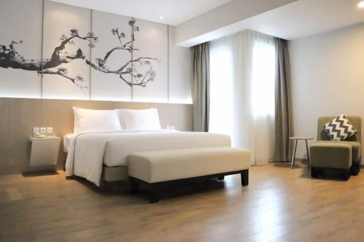 Brankas, meja kerja, kedap suara, dan setrika/meja setrika