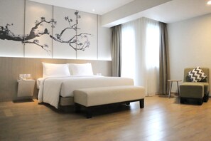 Quarto premier | Cofres nos quartos, escrivaninha, quartos à prova de som