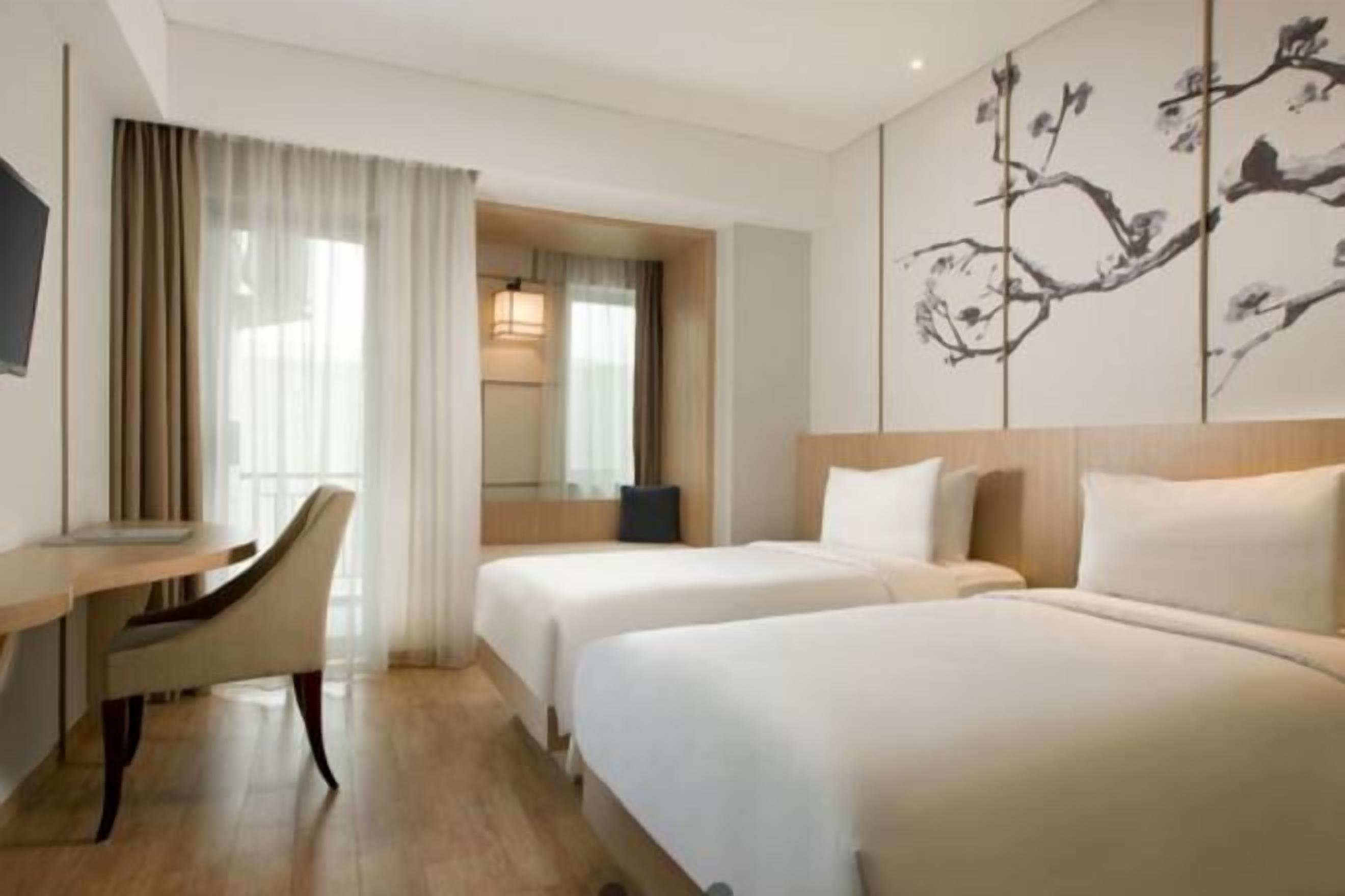 Brankas, meja kerja, kedap suara, dan setrika/meja setrika