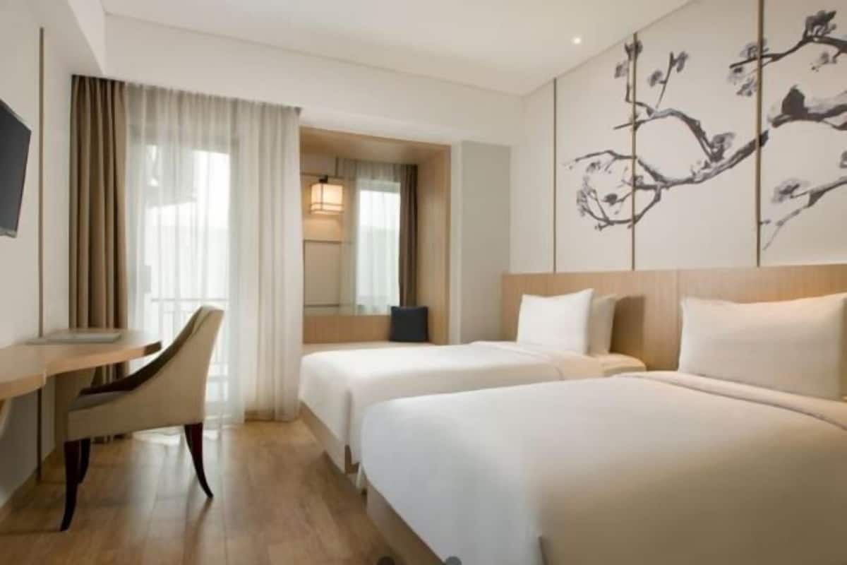 Brankas, meja kerja, kedap suara, dan setrika/meja setrika