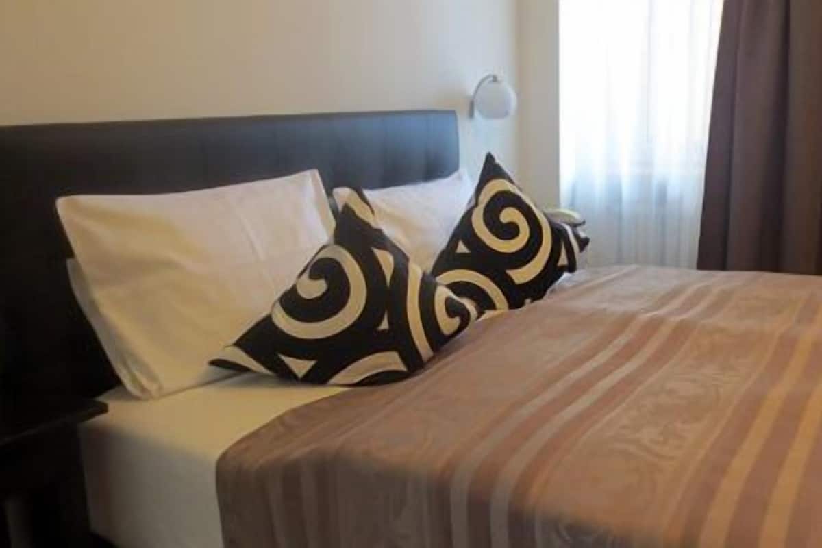 Hypo-allergenic bedding, free WiFi, bed sheets