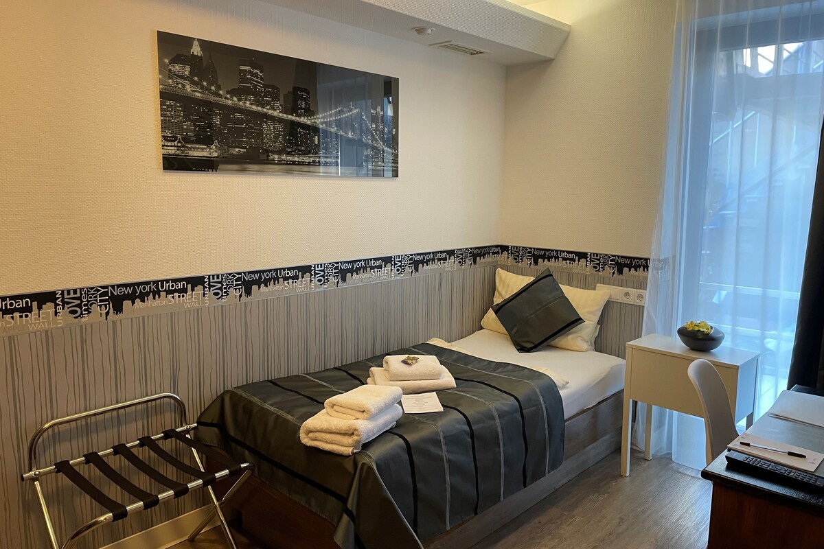 Comfort Single Room, Courtyard View | Hypo-allergenic bedding, desk, laptop workspace, free WiFi