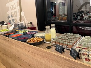 A buffet with various food options and beverages. - Hotel Corsten - Home of Lukes Steaks & More - Heinsberg (Heinsberg)