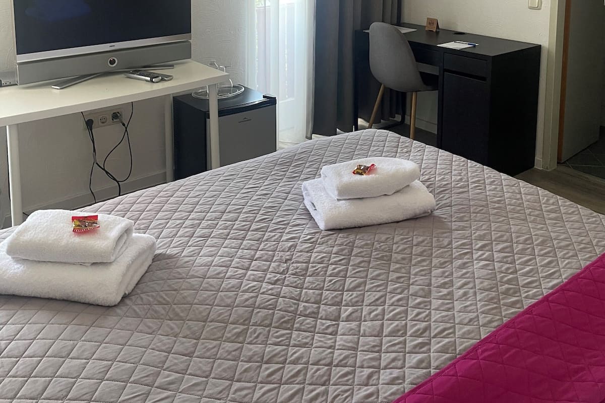 Hypo-allergenic bedding available, desk, laptop workspace, WiFi (free)