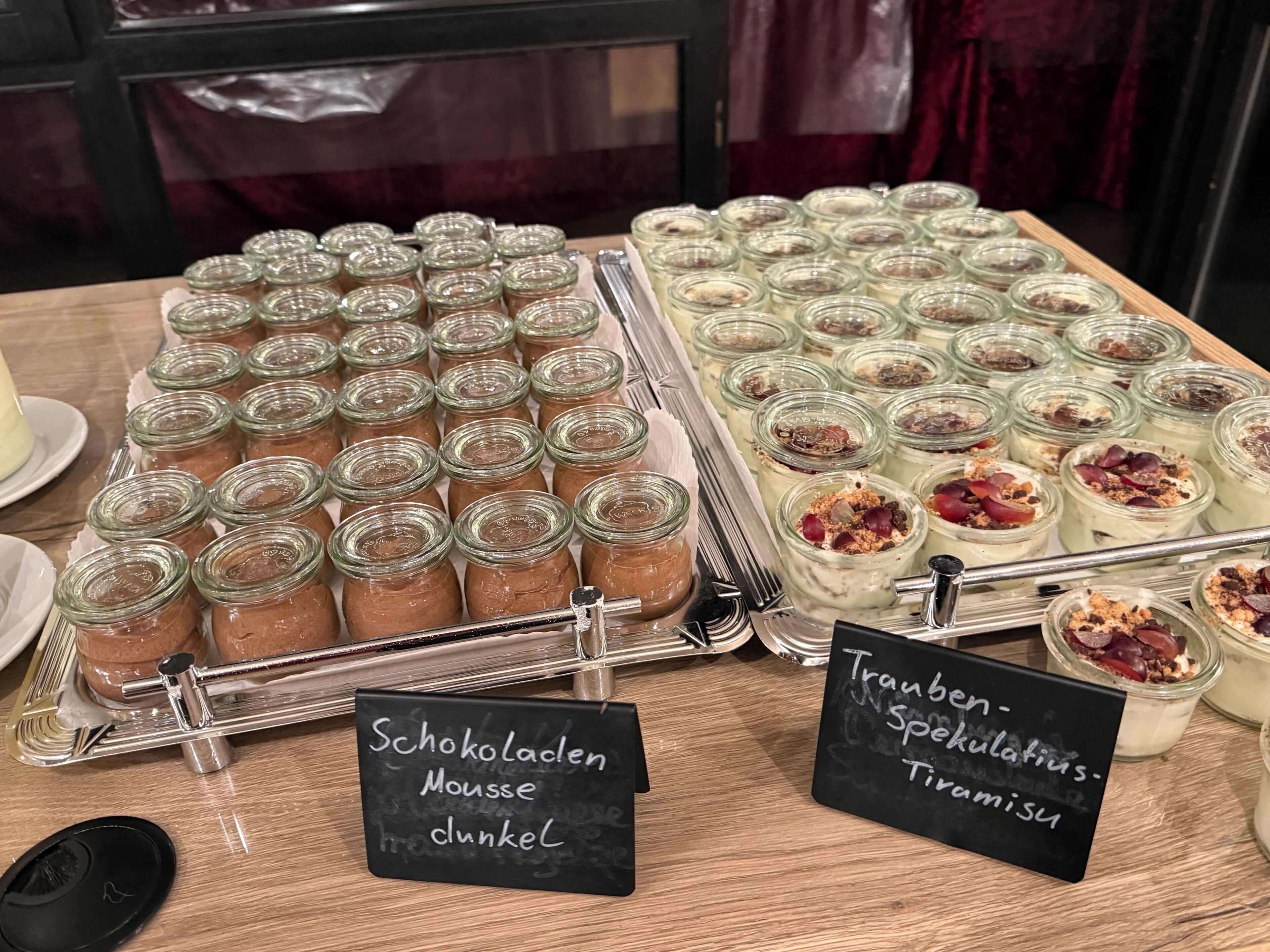Ett urval av desserter med chokladmousse och tryfflar.