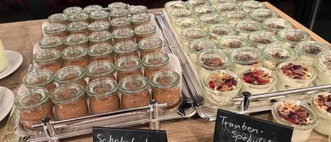 Ett urval av desserter med chokladmousse och tryfflar.
