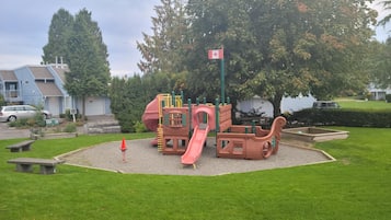 Children’s play area – outdoor