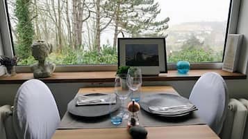 Aperto a pranzo e cena, cucina regionale