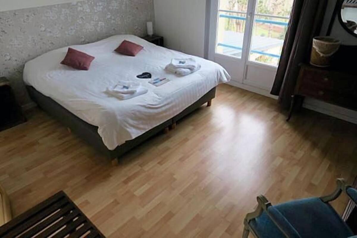 free cots/infant beds, free wifi, bed sheets