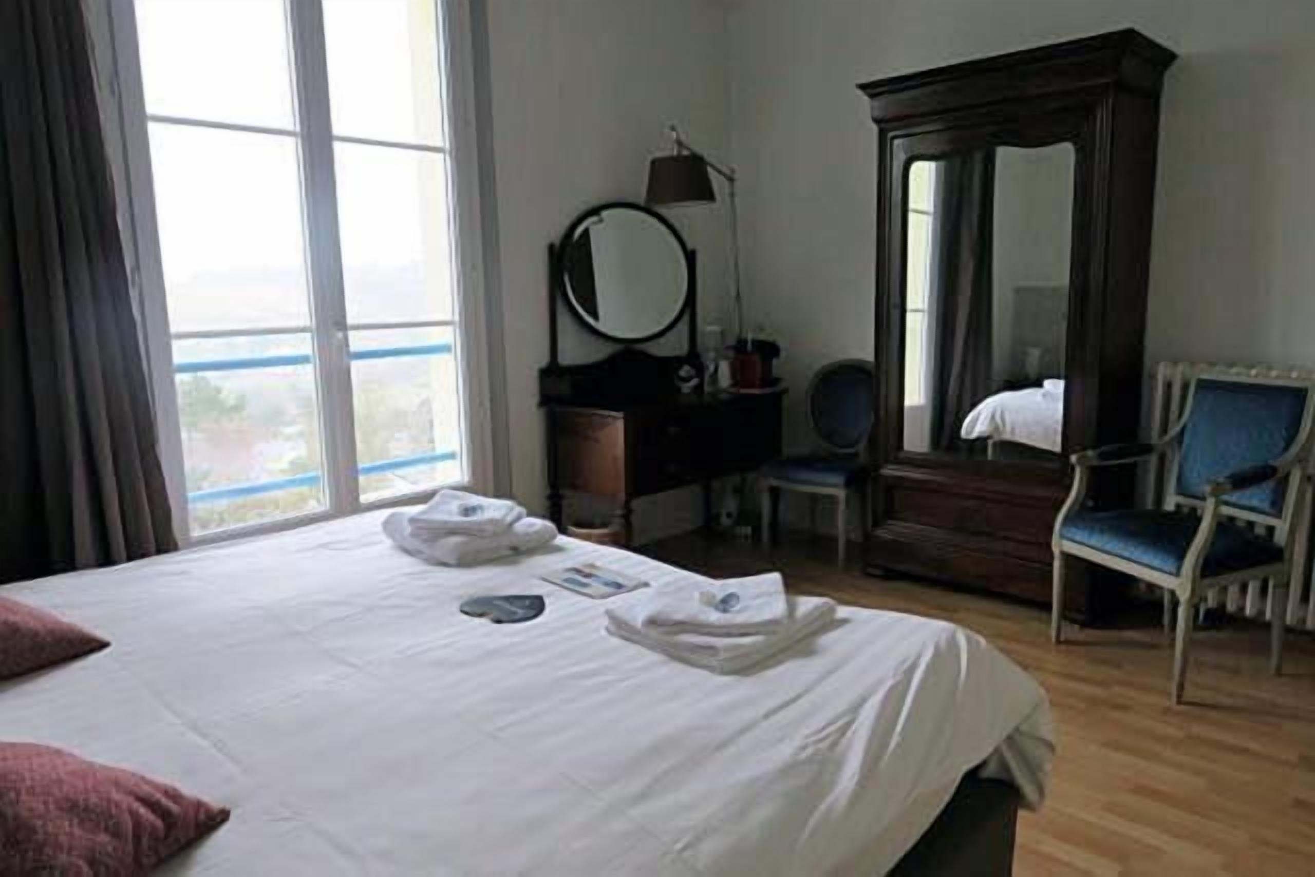 free cots/infant beds, free wifi, bed sheets