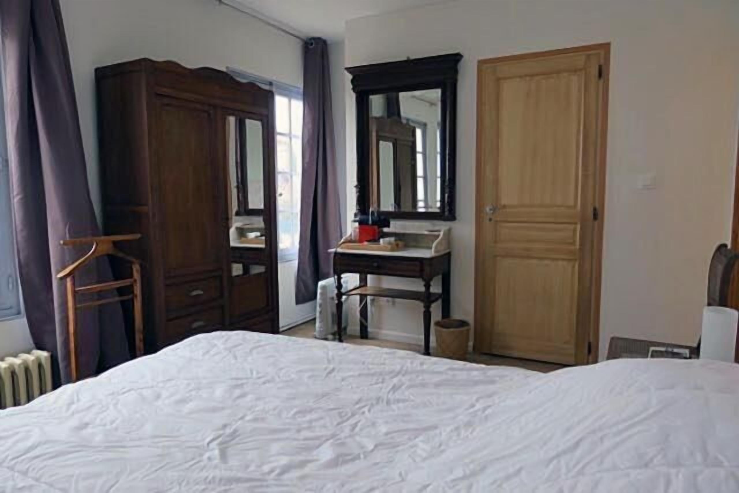 free cots/infant beds, free wifi, bed sheets