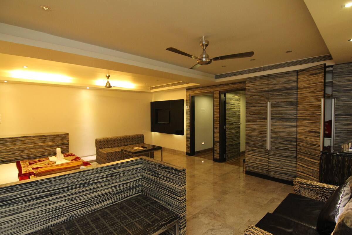 Maharaja Suite | Desk
