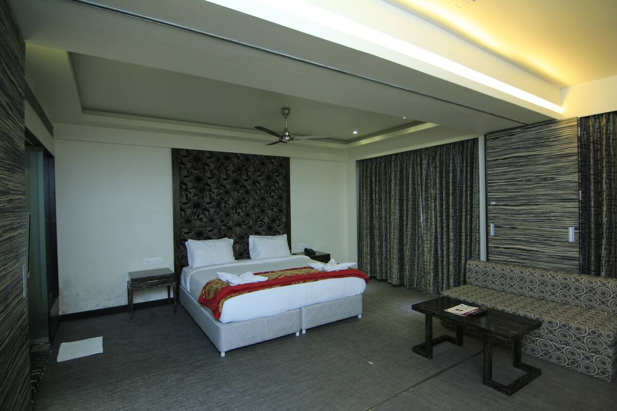 Executive Suite | Desk