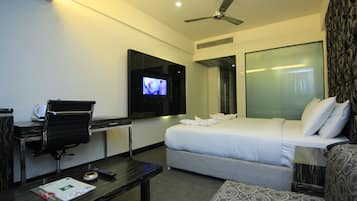 Habitación doble ejecutiva, 1 cama matrimonial y sofá cama | Escritorio