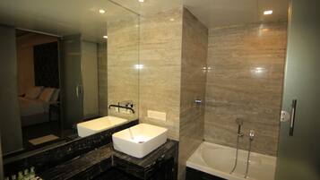 Suite ejecutiva | Baño | Amenidades de baño gratuitas y toallas