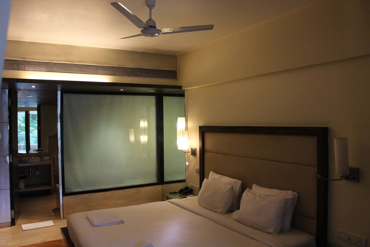 Honeymoon Suite | Desk