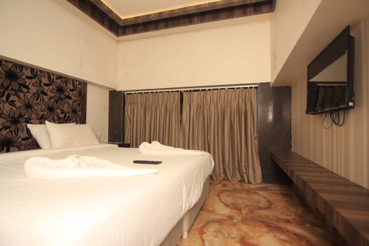 Duplex Suite | Desk