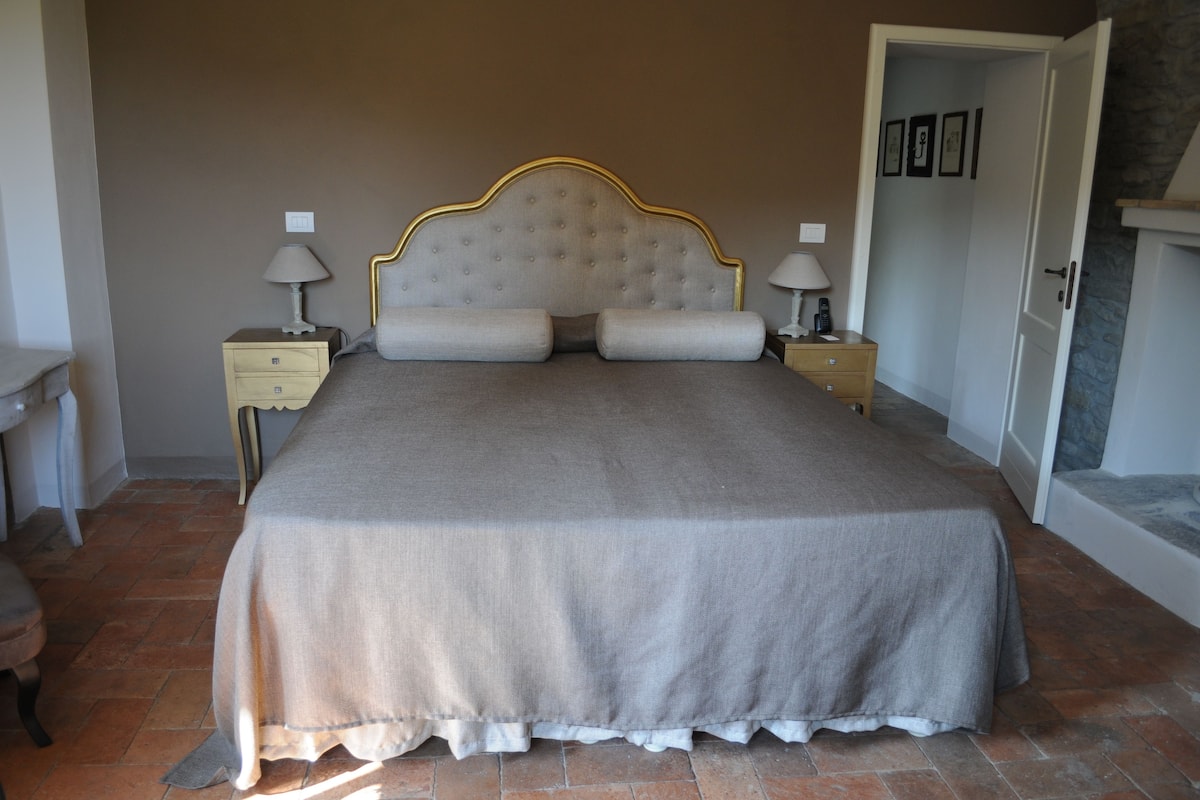 Luxury Triple Room | 1 bedroom, in-room safe, bed sheets