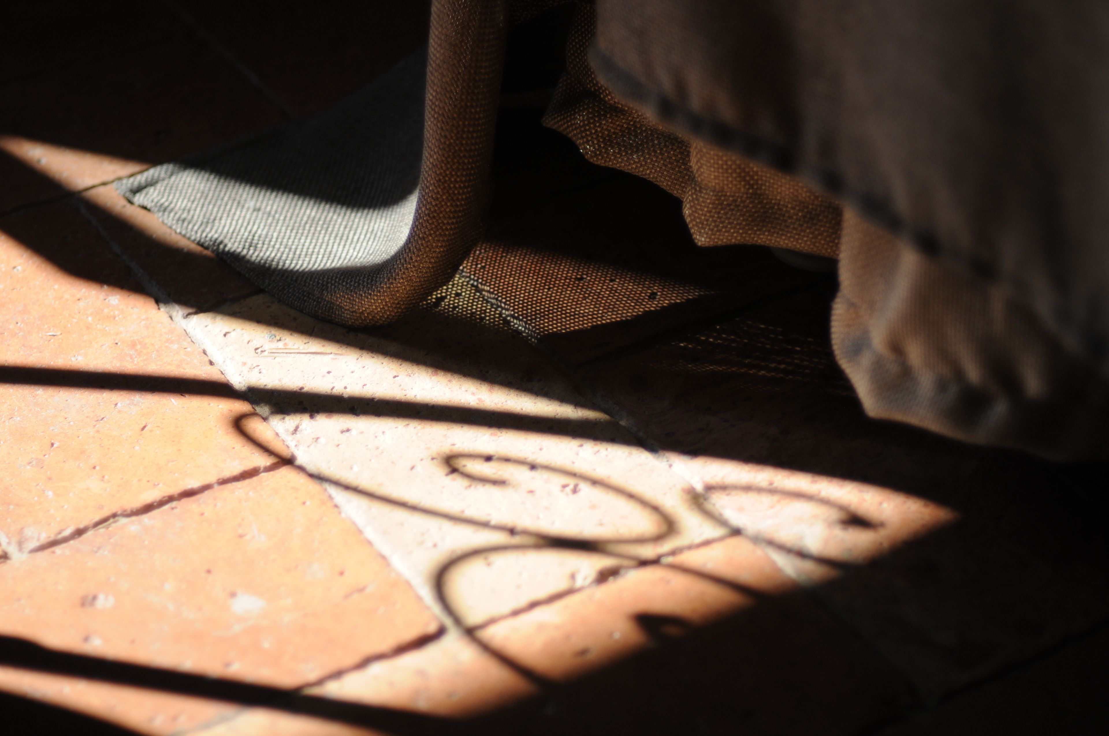 Un primer plano de un piso de baldosas con un diseño decorativo.