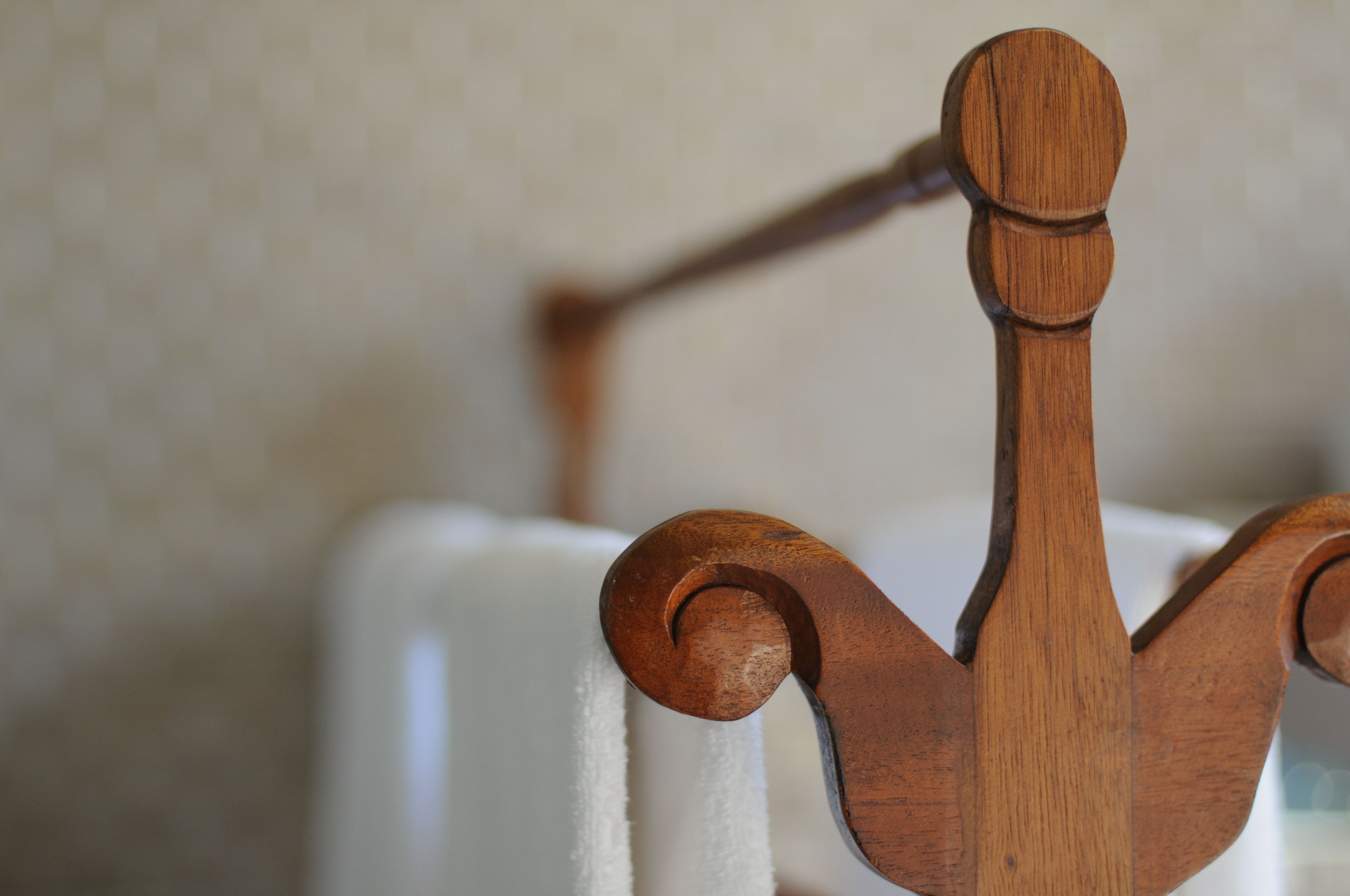 Primer plano de un objeto de madera con un diseño curvo, posiblemente parte de un mueble o decoración.