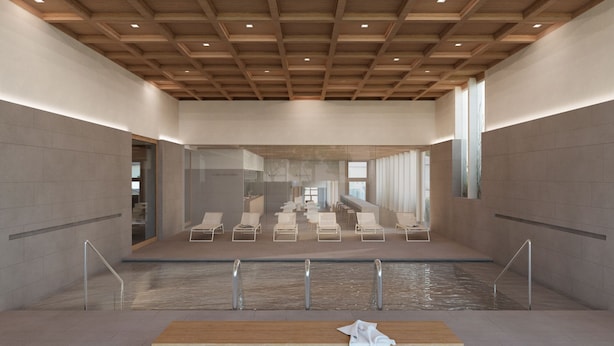 Ein moderner Poolbereich im Innenbereich mit Holzboden, gefliesten Wänden und mehreren Liegestühlen.