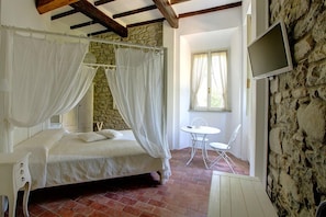Deluxe Room | In-room safe, bed sheets - Corte San Ruffillo-Azienda Agrituristica (Dovadola)