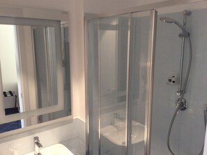 Shower, free toiletries, hair dryer, towels - Hotel Victoria Place (Anacapri)