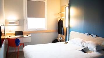 Literie de qualité supérieure, bureau, rideaux occultants