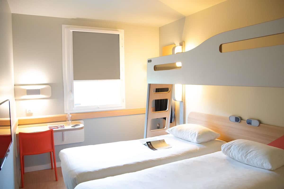 triple room, 3 single beds | premium bedding, desk, blackout curtains, soundproofing