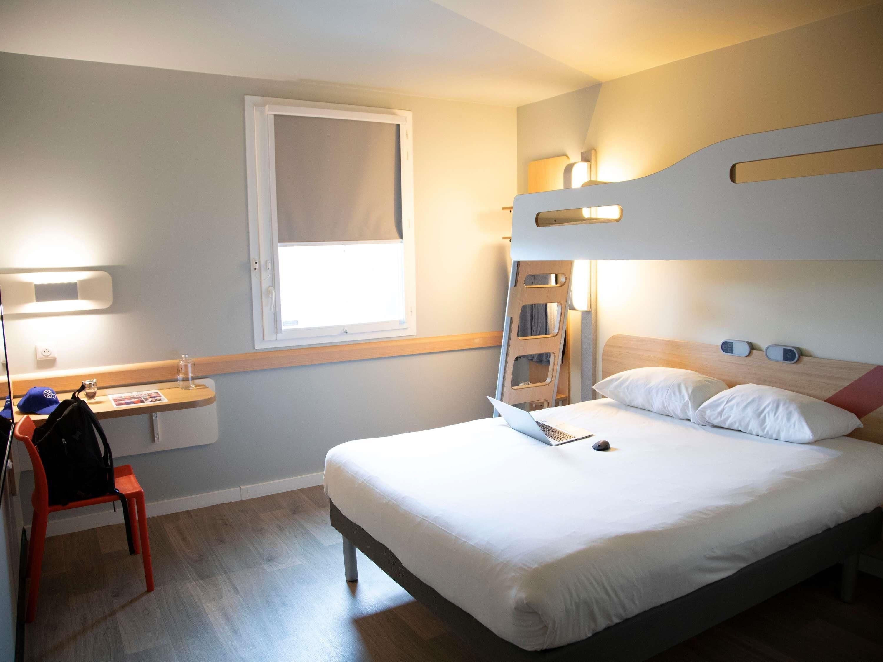 Chambre triple, Plusieurs lits | Literie de qualité, bureau, rideaux d’obscurcissement