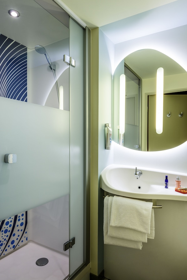 Shower, eco-friendly toiletries, towels