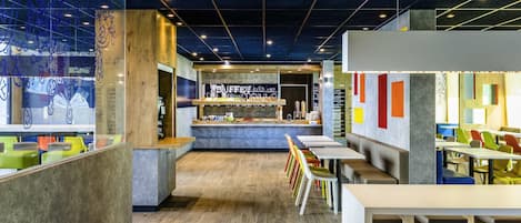 Desayuno buffet diario (EUR 8.90 por persona)