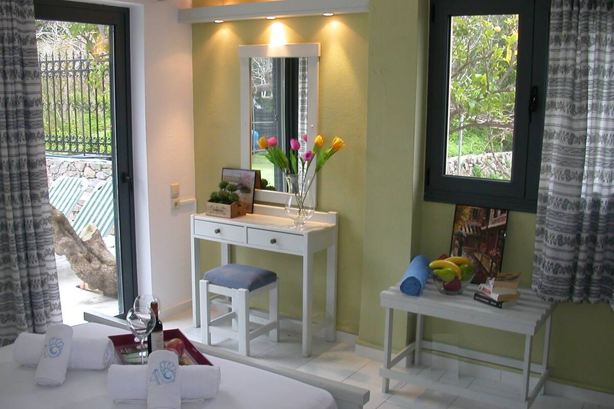 Family Villa, 3 Bedrooms, Sea View | Peti besi dalam bilik, kalis bunyi, seterika/papan seterika 