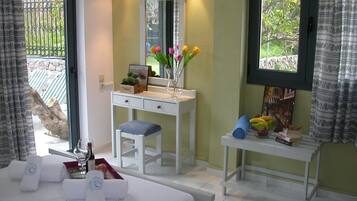 Familievilla, 3 soverom, sjøutsikt | Safe på rommet, lydisolert, strykejern/-brett og barnesenger (inkludert)