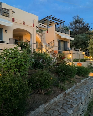 Vista frontal de la propiedad