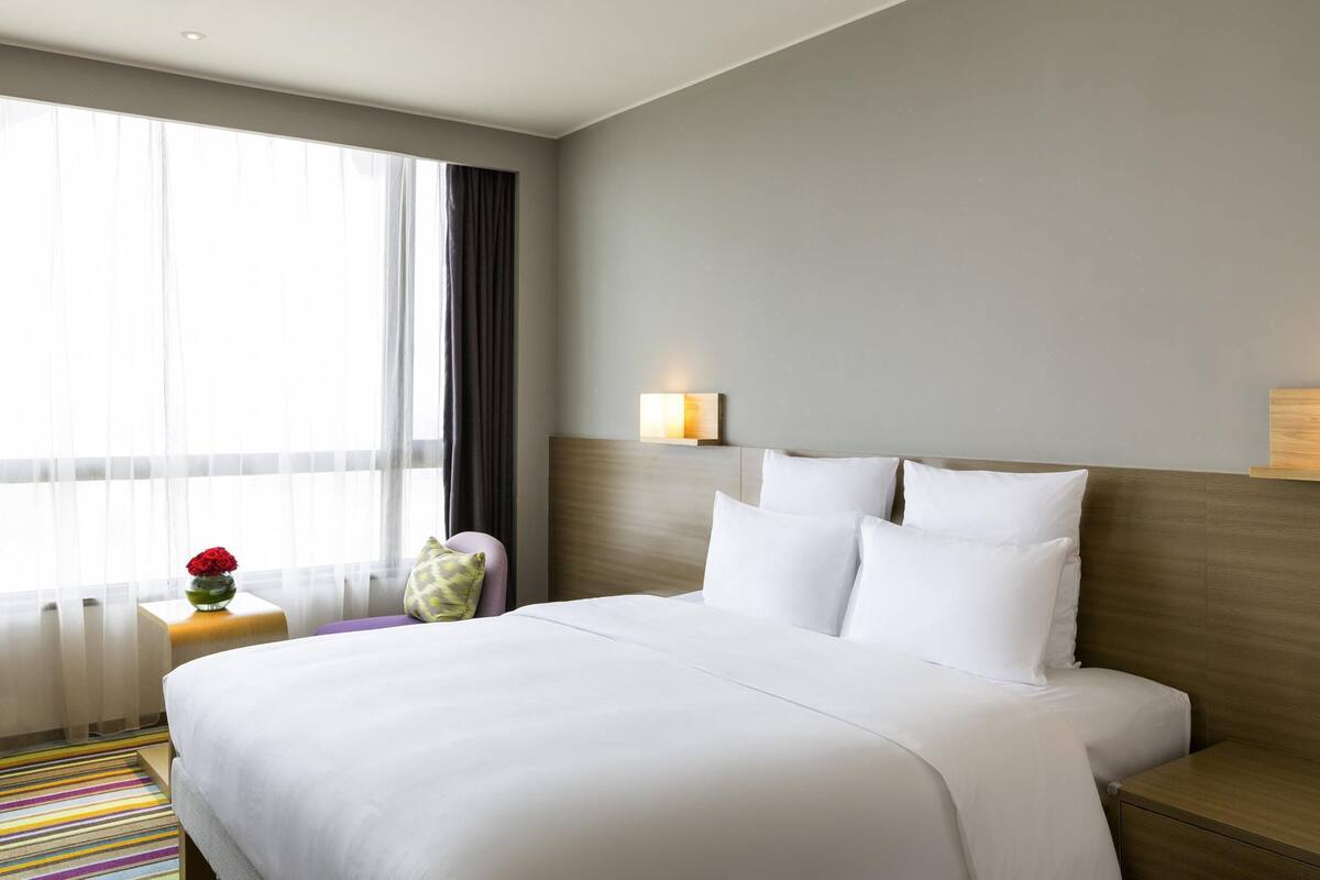 Minibar, két bảo mật tại phòng, bàn 