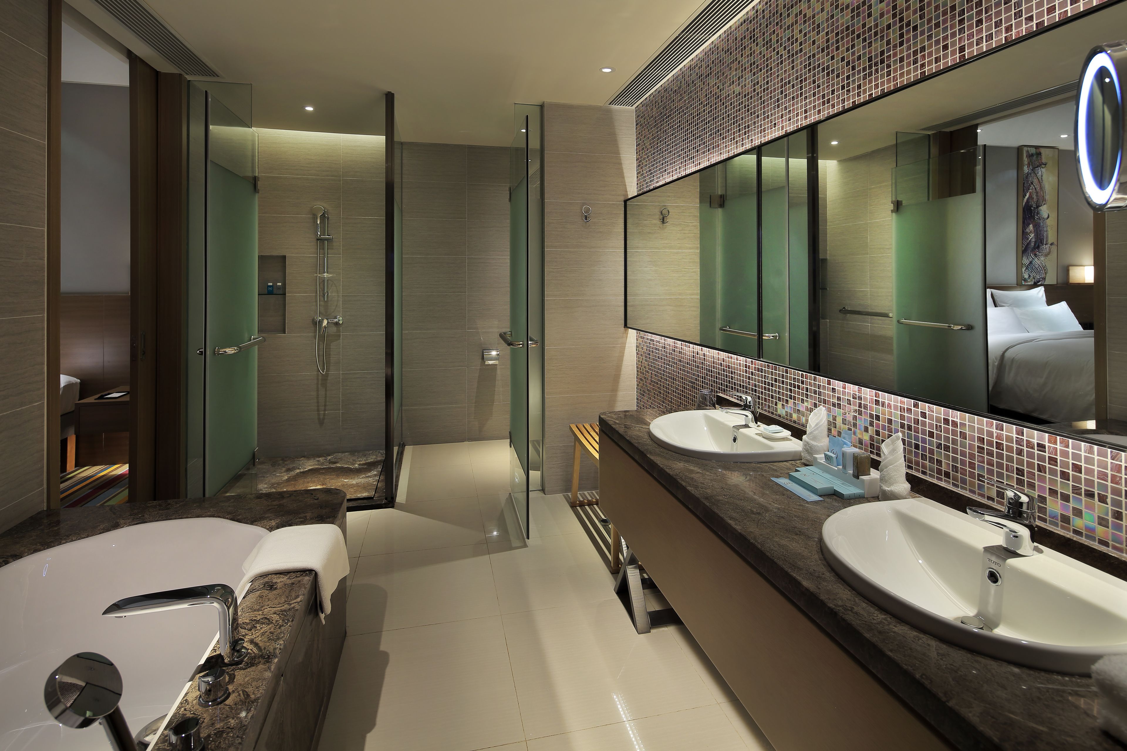 Phòng Suite Junior, 1 giường cỡ king | Phòng tắm | Đồ dùng nhà tắm thân thiện với môi trường, máy sấy tóc 