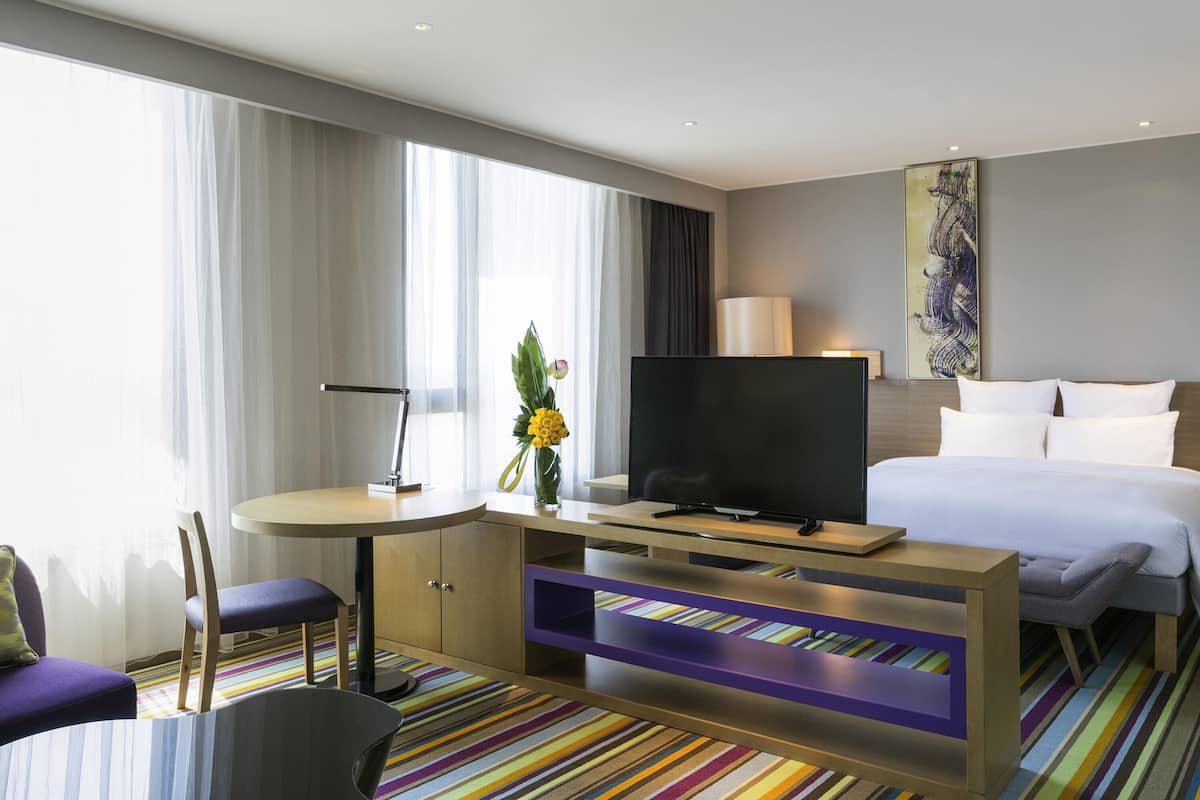 Phòng Suite Junior, 1 giường cỡ king | Minibar, két bảo mật tại phòng, bàn 