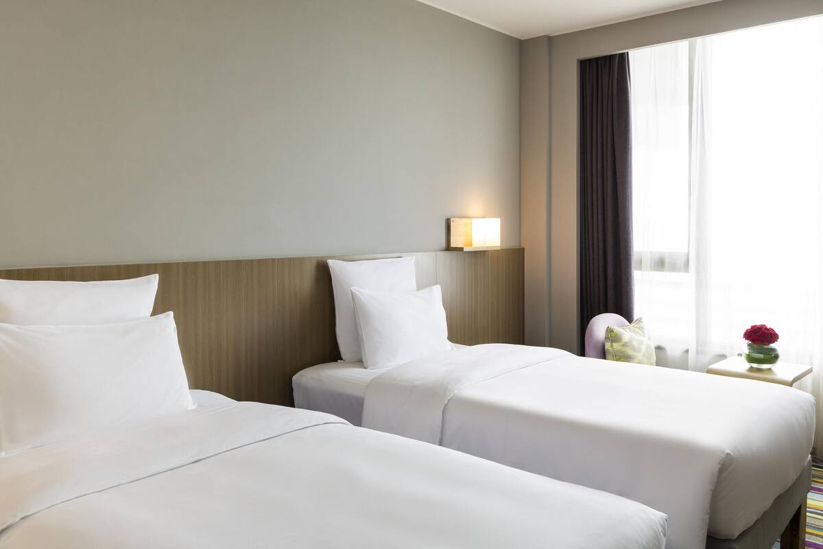 Minibar, két bảo mật tại phòng, bàn 