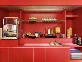 Se ofrece un desayuno bufé (4 EUR por persona)