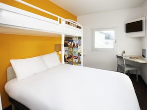 A room with a bunk bed, a desk, and a TV. - hotelF1 Evreux Sud (Evreux)