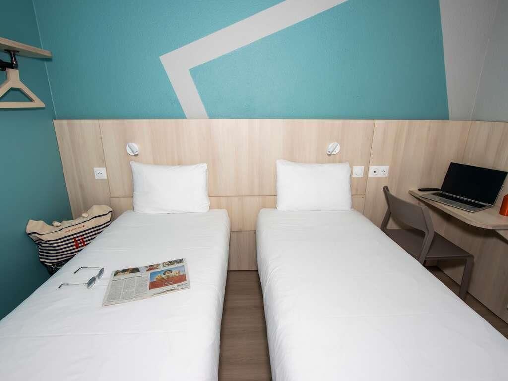 Twin Room, 2 Twin Beds | Desk, free cribs/infant beds, free WiFi, bed sheets