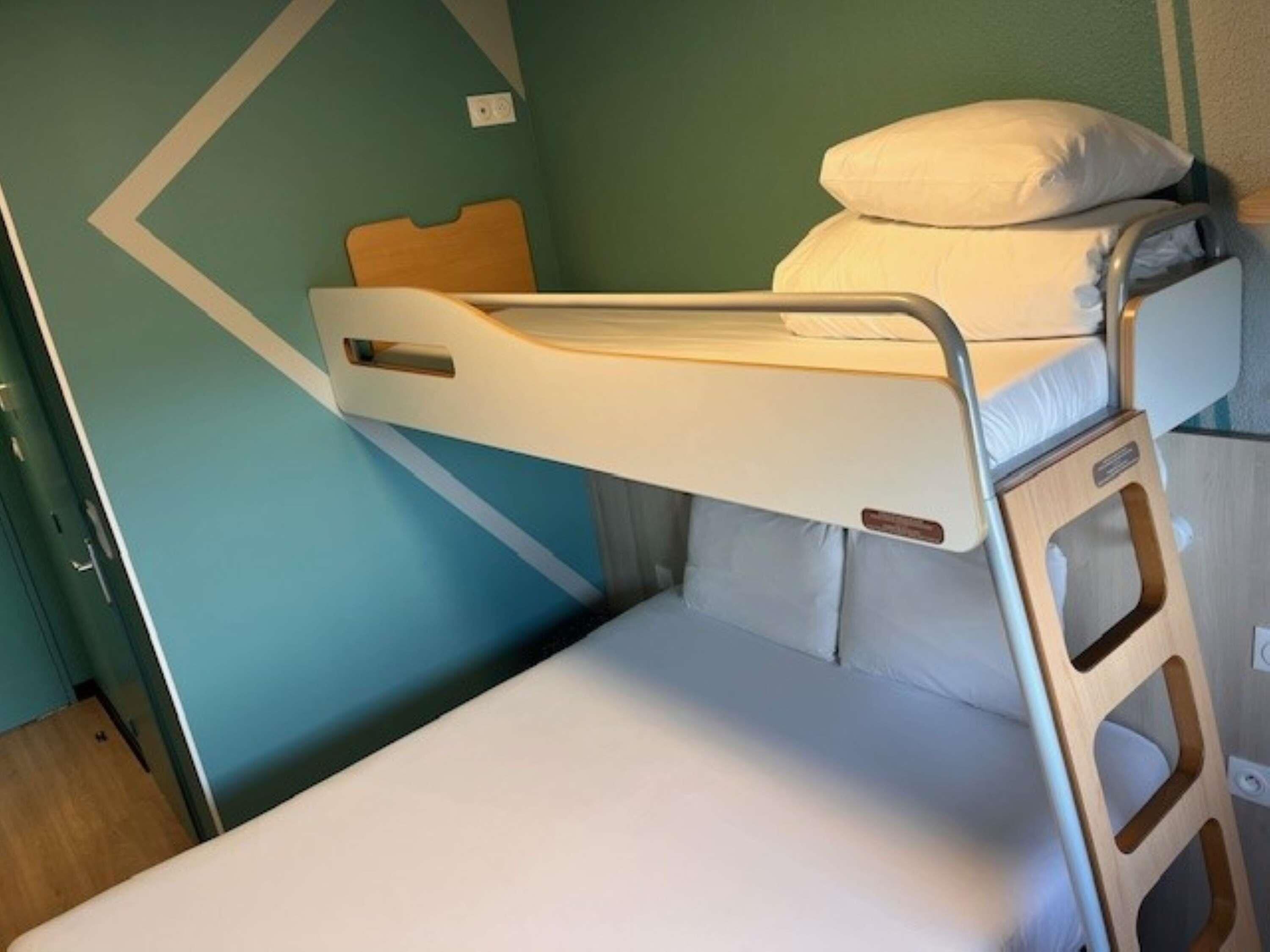 Escritorio, cunas gratuitas, wifi gratis y ropa de cama 