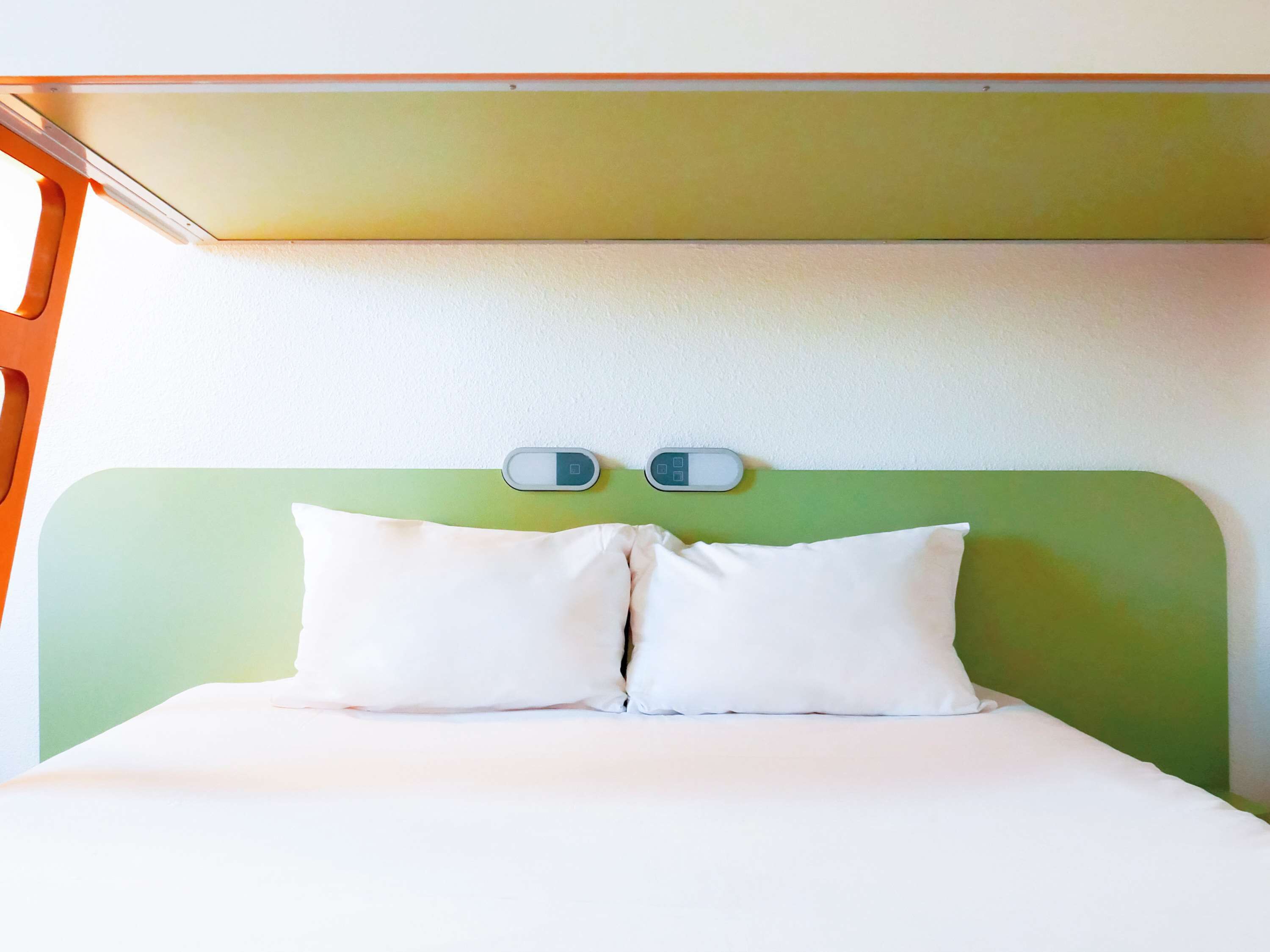 desk, free cots/infant beds, free wifi, bed sheets